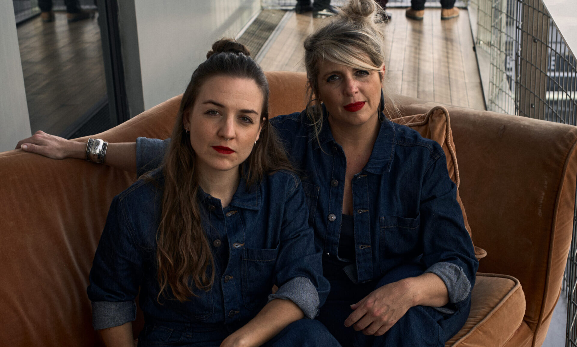 La chansigneuse Léa Bourdeau et Émilie Hédou